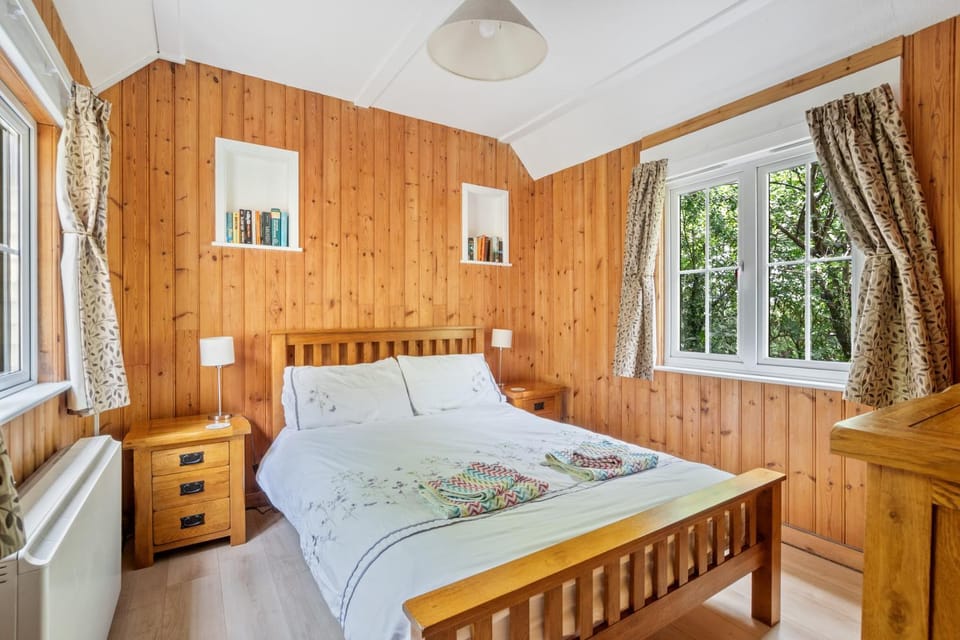 Bed, Photo of the whole room, Bedroom