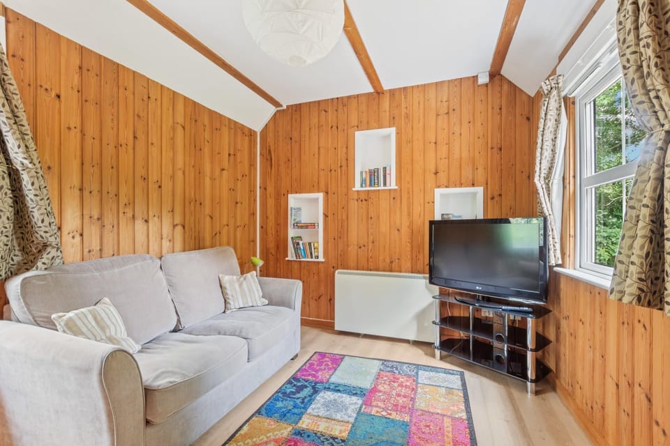 TV and multimedia, Living room, Seating area, Evening entertainment