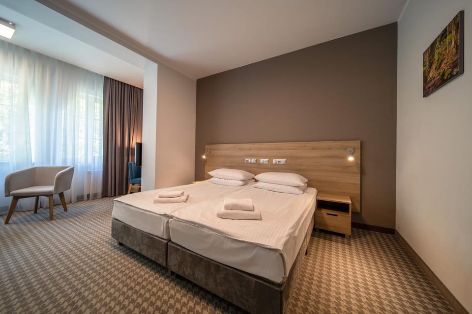 Bed, Photo of the whole room, Bedroom, towels
