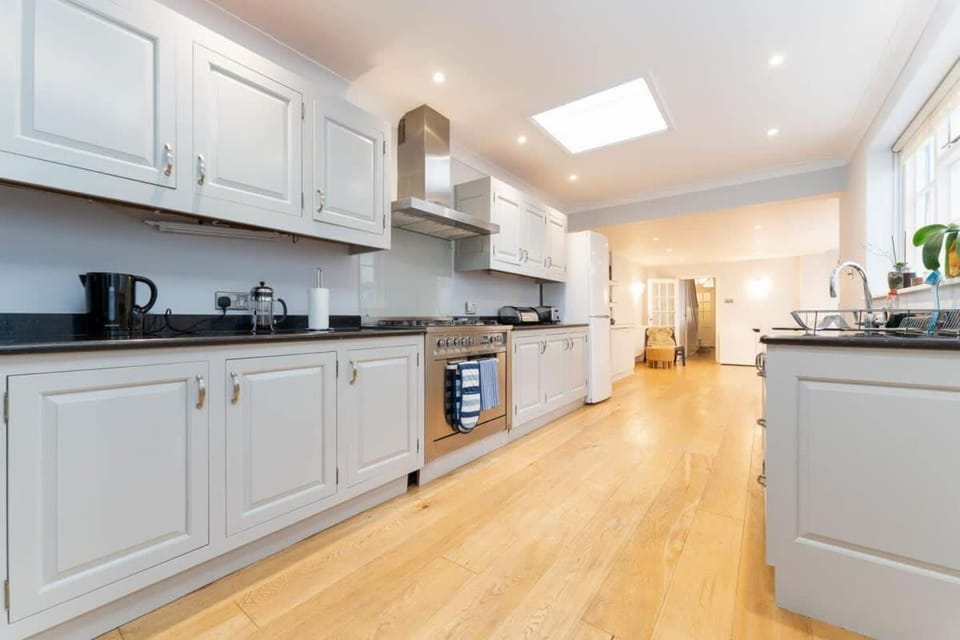 Coffee/tea facilities, Kitchen or kitchenette, oven, stove, toaster