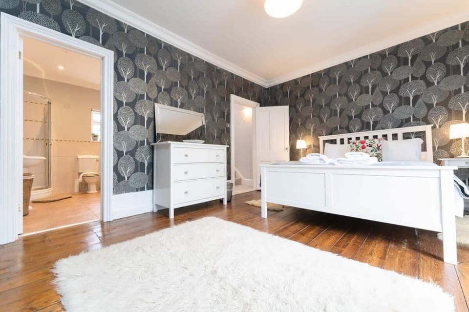 Bed, Bathroom, Bedroom, towels