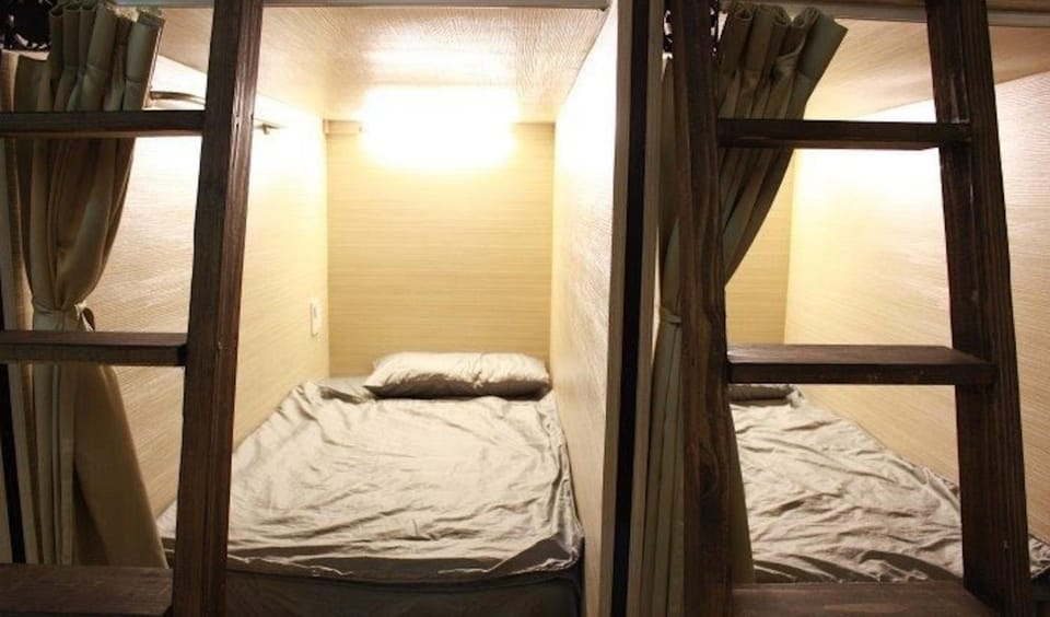 Photo of the whole room, Decorative detail, bunk bed
