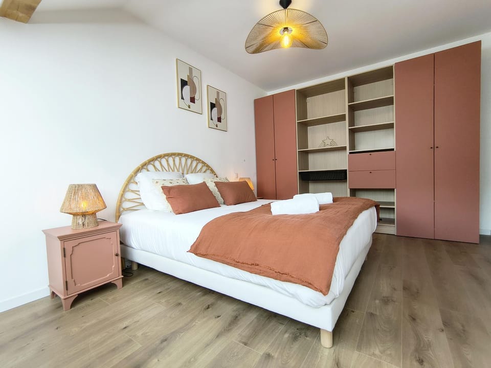 Bed, Bedroom