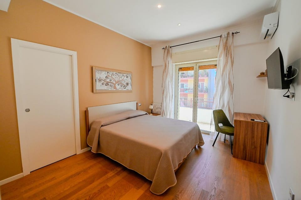 Bed, TV and multimedia, Photo of the whole room, Bedroom, air conditioner