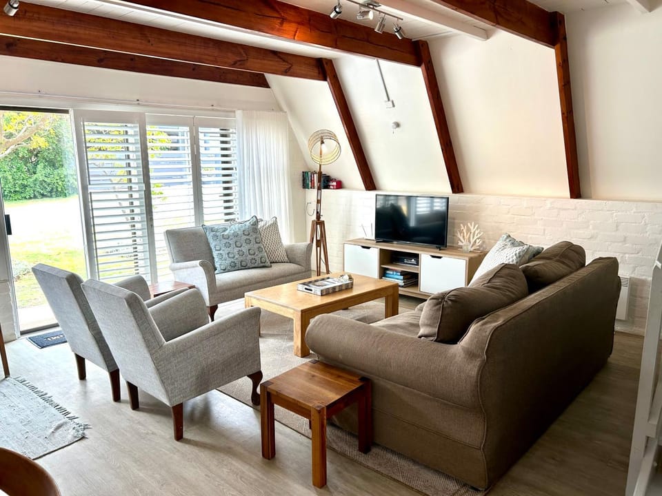 Onrus Beach House - 100m to Onrus beach - sleeps 8 House in Western Cape