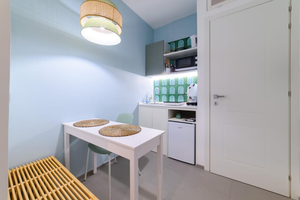 Kitchen or kitchenette, Dining area, minibar, oven, stove