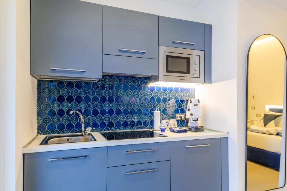 Kitchen or kitchenette, Living room, flat iron, stove
