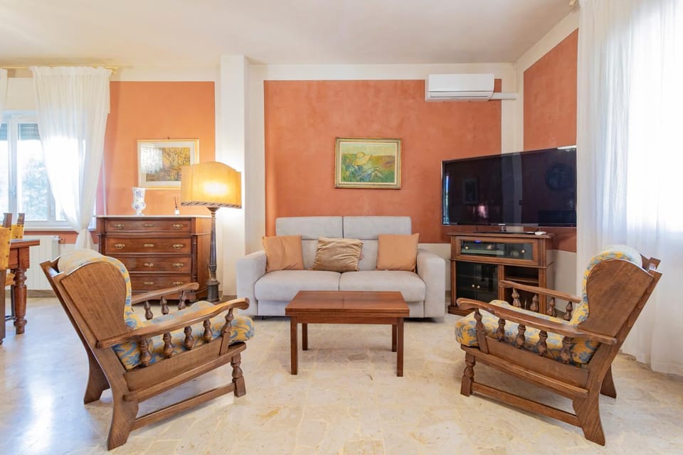 Communal lounge/ TV room, TV and multimedia, Living room, Seating area, Evening entertainment, air conditioner
