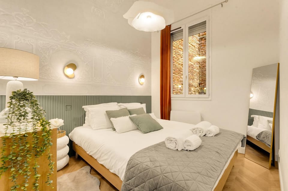 Photo of the whole room, Bedroom