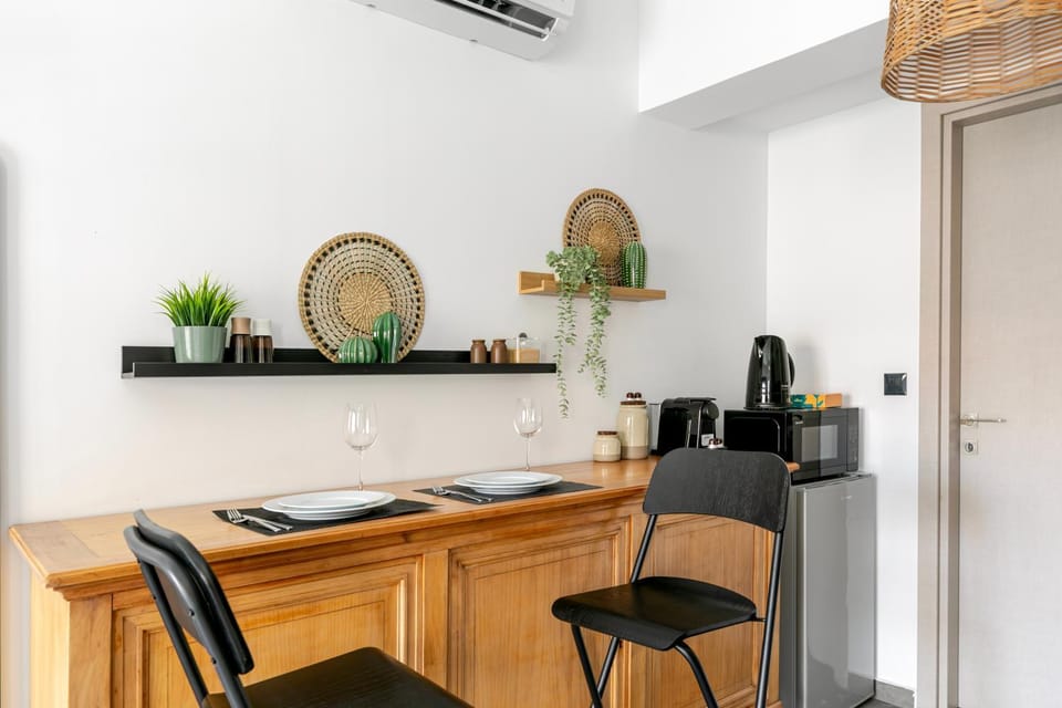 Coffee/tea facilities, Kitchen or kitchenette, Dining area, microwave, air conditioner