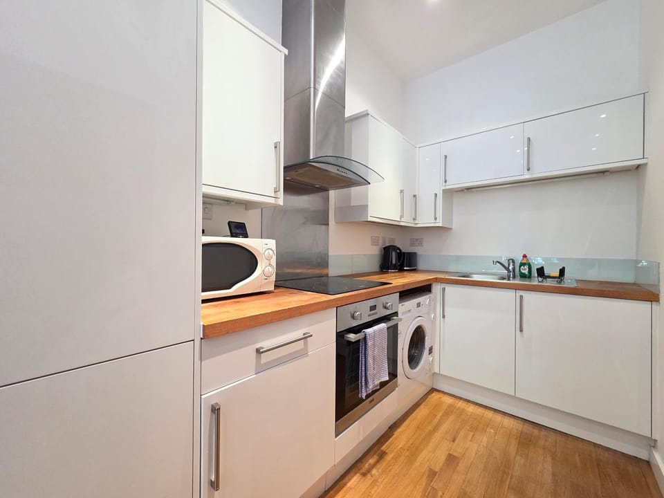 Kitchen or kitchenette, oven, stove, toaster, washing machine