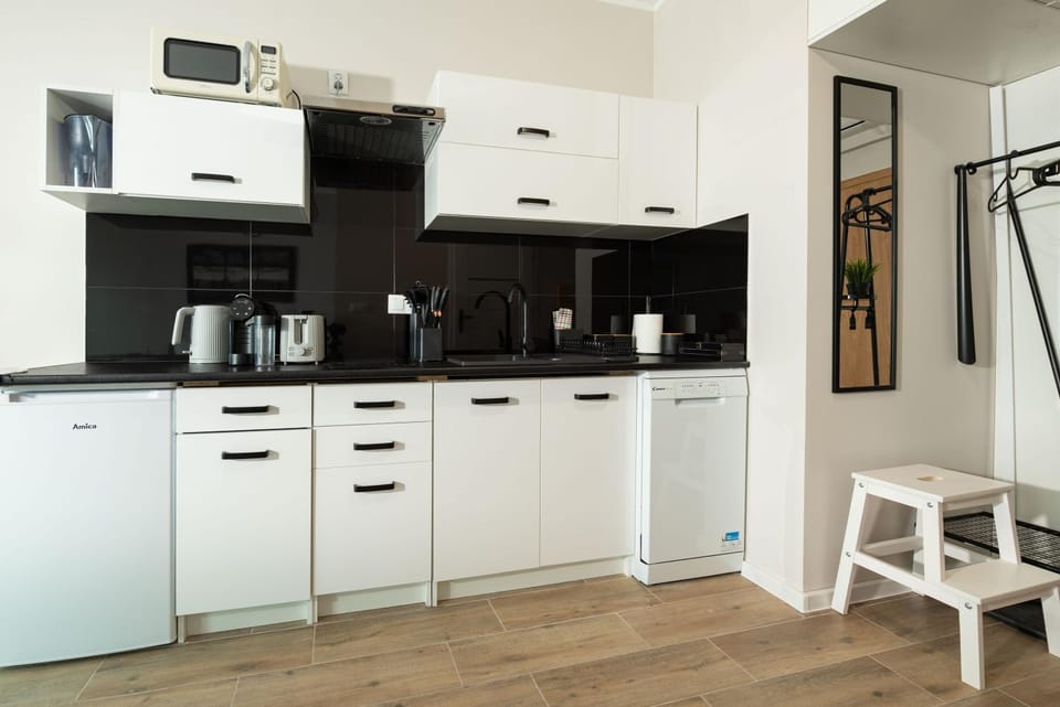 Coffee/tea facilities, Kitchen or kitchenette, dishwasher, oven, stove, toaster