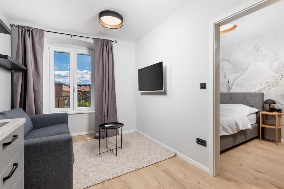 TV and multimedia, Living room, Seating area, Bedroom