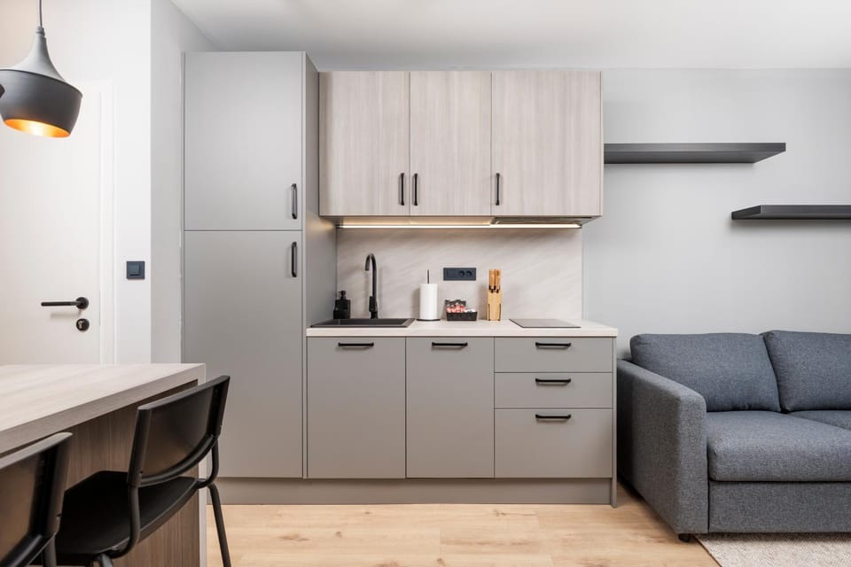 Kitchen or kitchenette, Seating area, stove