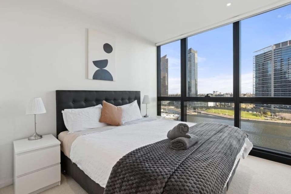River View 2BR With Parking 1 Min Walk To Tram Apartment in Melbourne