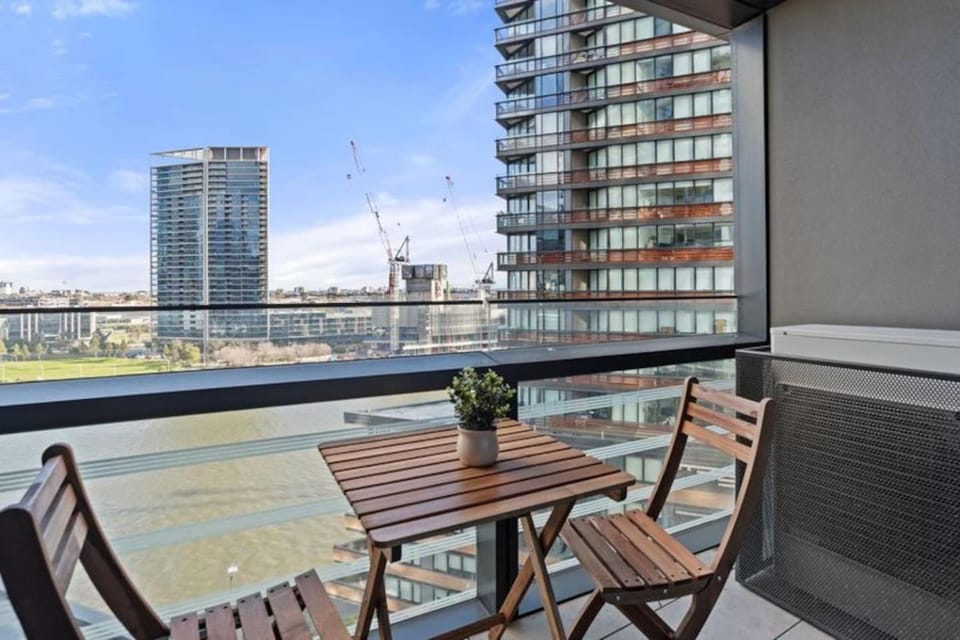 River View 2BR With Parking 1 Min Walk To Tram Apartment in Melbourne