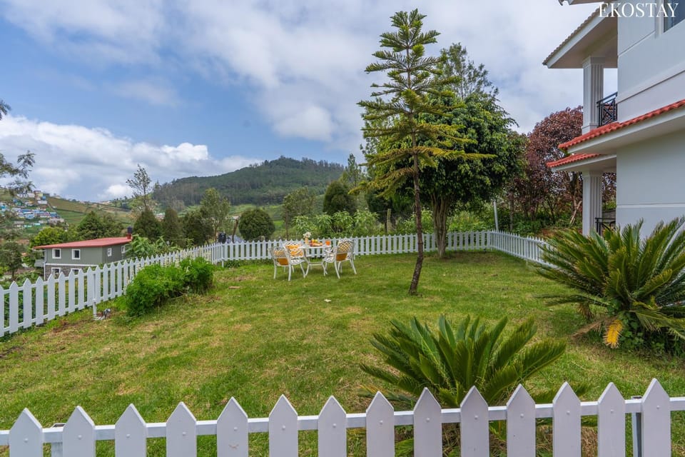 Property building, Spring, Day, Natural landscape, Garden, Garden view, Mountain view