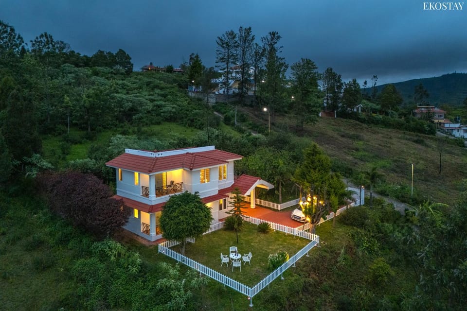 Property building, Natural landscape, Garden, Garden view, Mountain view