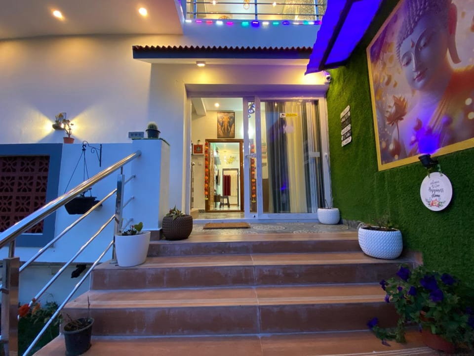 Facade/entrance, Night