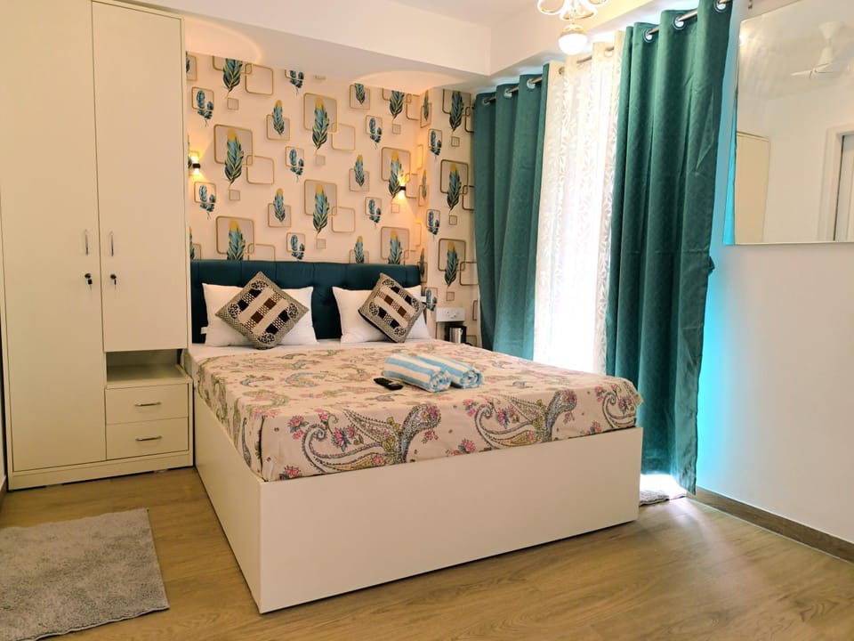 Bed, Bedroom, towels, wardrobe