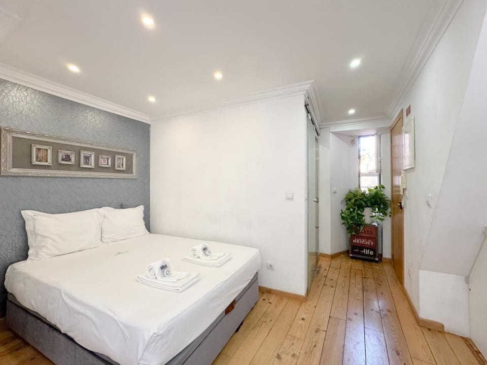 Bed, towels