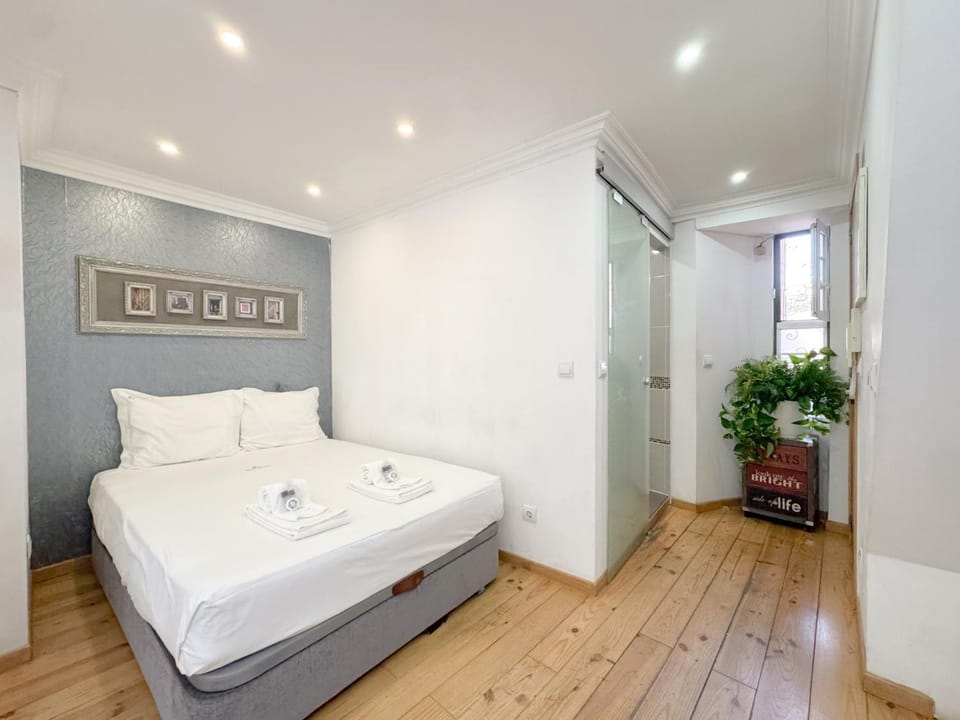 Bed, towels
