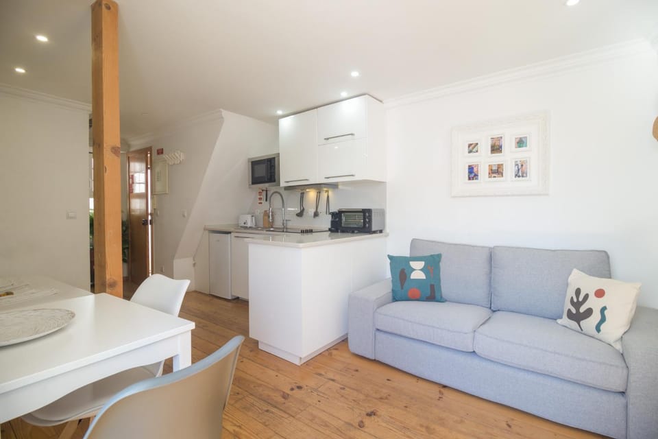 Kitchen or kitchenette, Living room, Seating area, Dining area