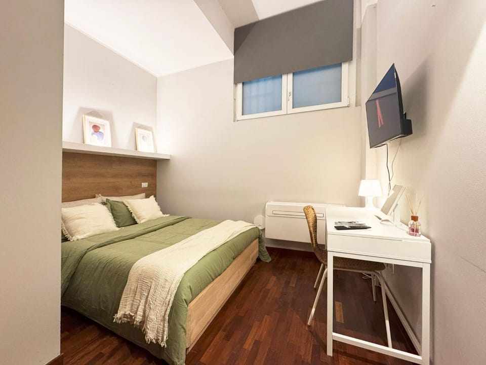 Bed, TV and multimedia, Photo of the whole room, Bedroom
