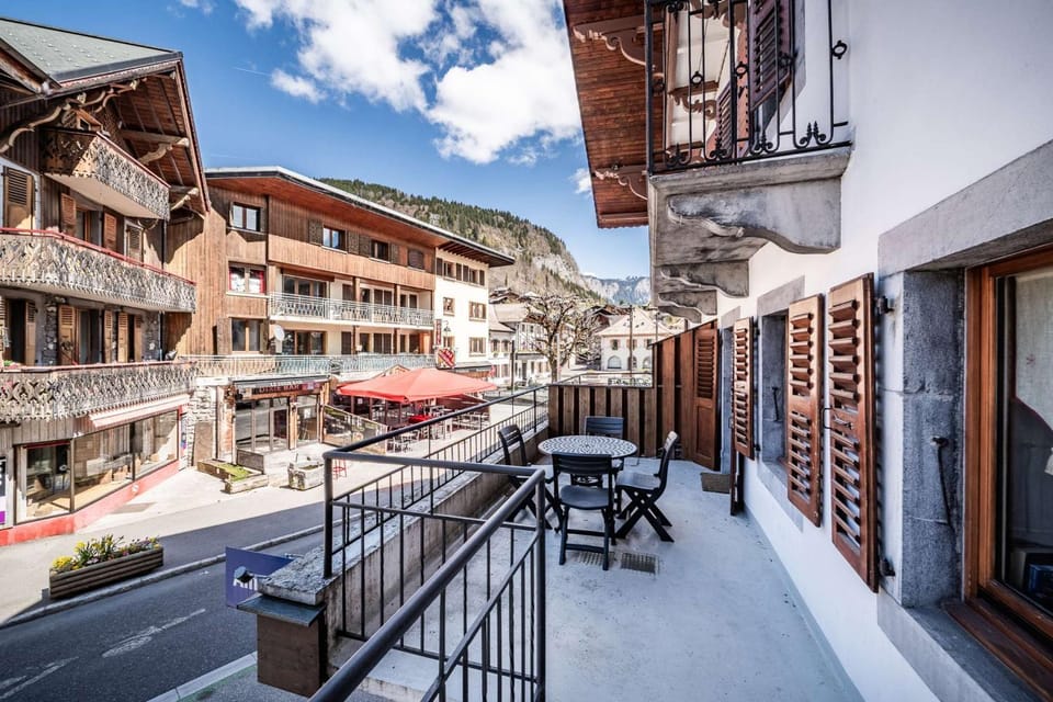 Balcony/Terrace, Street view