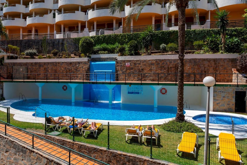 Property building, Swimming pool, sunbed