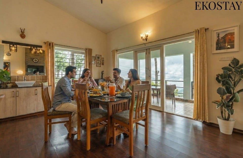 People, Food and drinks, Dining area, Food, group of guests, Family
