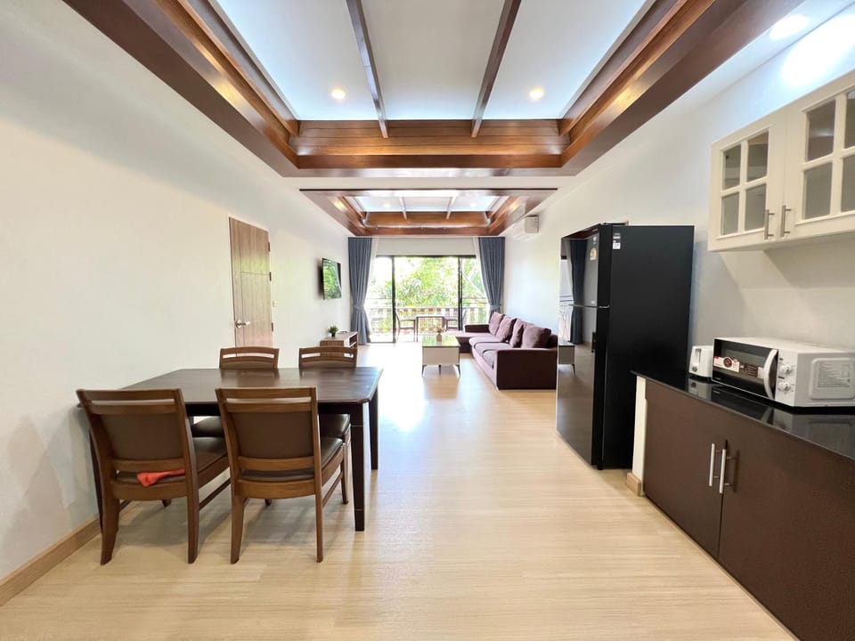 Kitchen or kitchenette, Seating area, Dining area