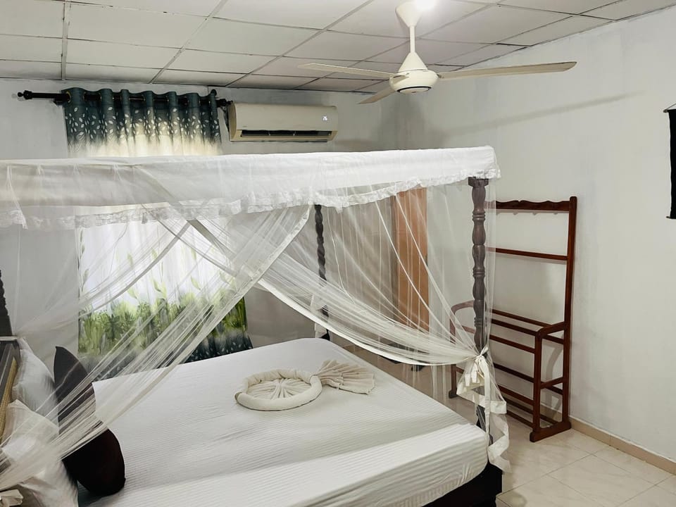 Bedroom, towels, air conditioner