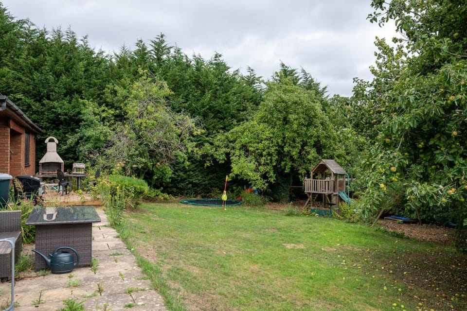 Spacious 5BR Home in Redditch House in Wychavon District