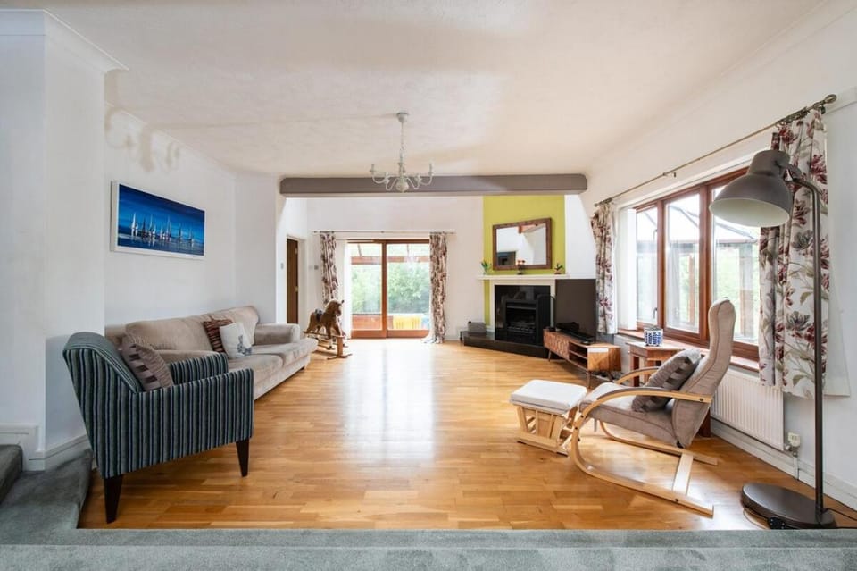 Spacious 5BR Home in Redditch House in Wychavon District