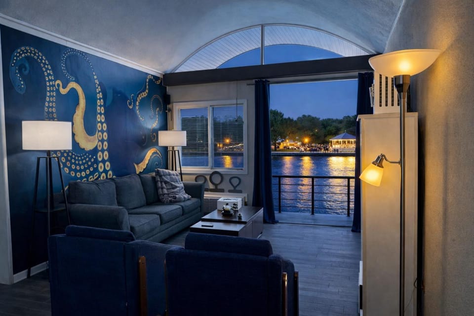 View (from property/room), Balcony/Terrace, Living room, Decorative detail, River view, Sunset