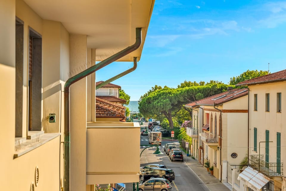 Property building, Neighbourhood, Street view, Quiet street view