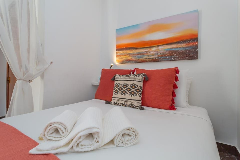 Bed, Bedroom, towels