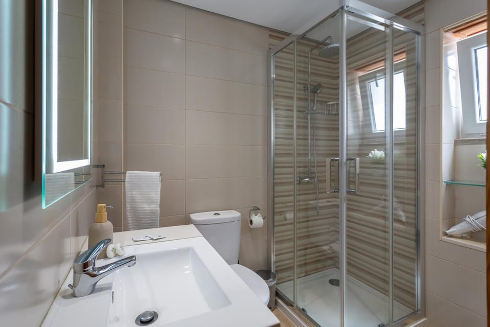 Shower, Toilet, Bathroom, towels