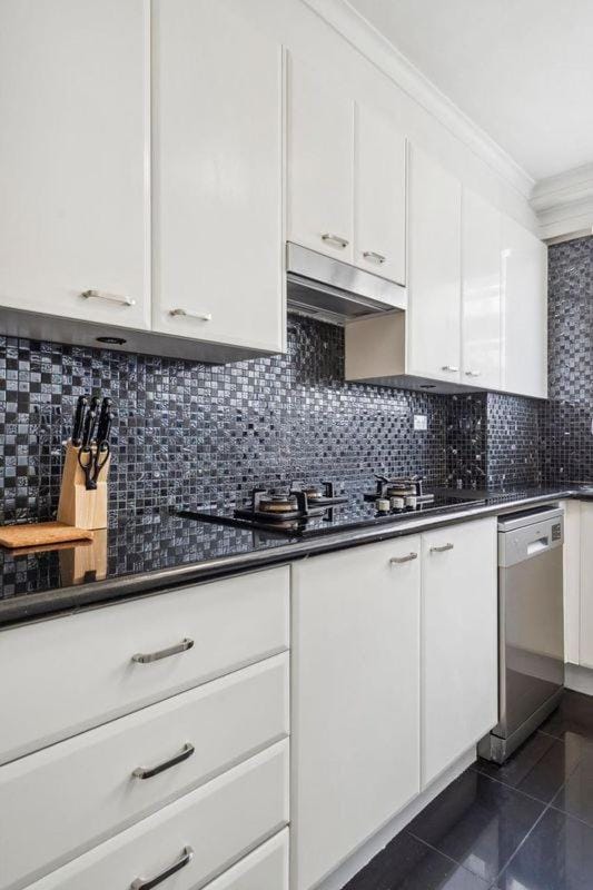 Kitchen or kitchenette, dishwasher, minibar, stove