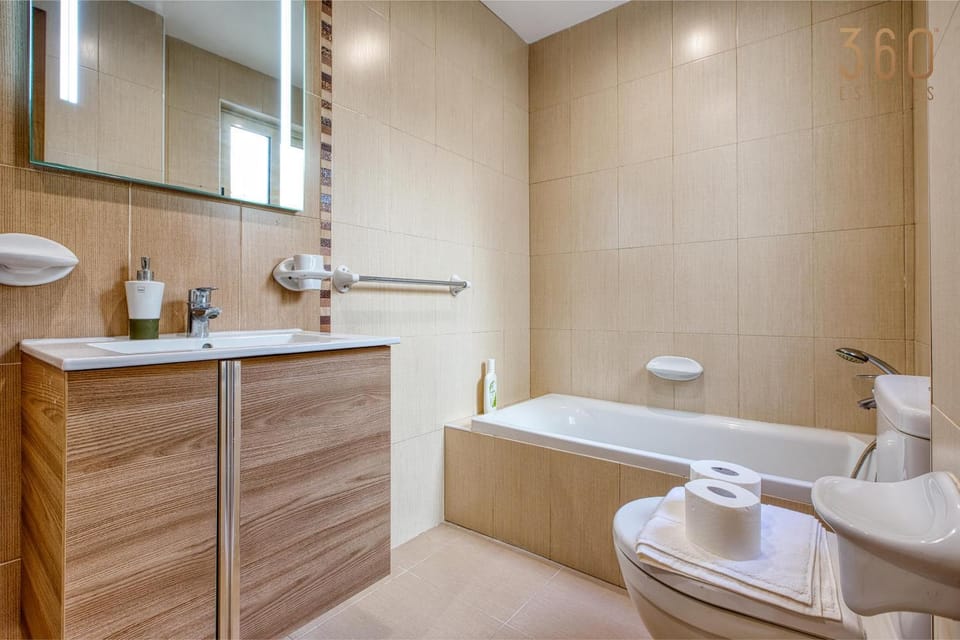 Shower, Toilet, Bathroom, Bath, towels
