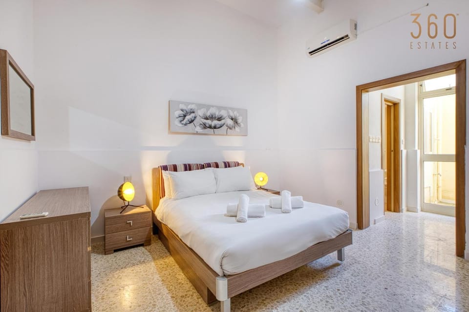 Bed, Photo of the whole room, Bedroom, towels, air conditioner