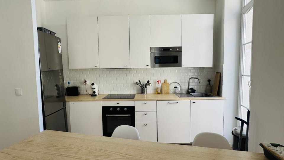 Coffee/tea facilities, dishwasher, microwave, oven, stove, toaster
