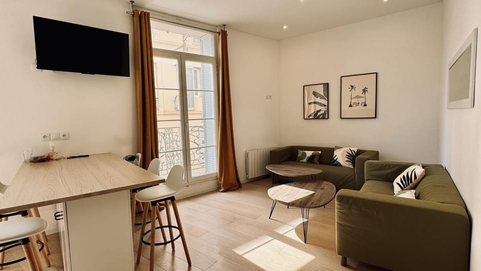 TV and multimedia, Seating area, Dining area