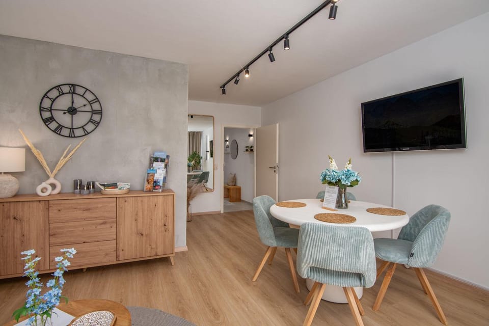 Communal lounge/ TV room, TV and multimedia, Living room, Dining area