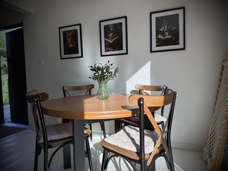 Property building, Living room, Breakfast, Lunch, Lunch