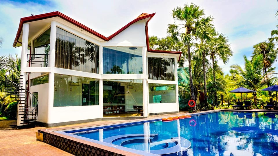 Property building, Restaurant/places to eat, Pool view, Swimming pool