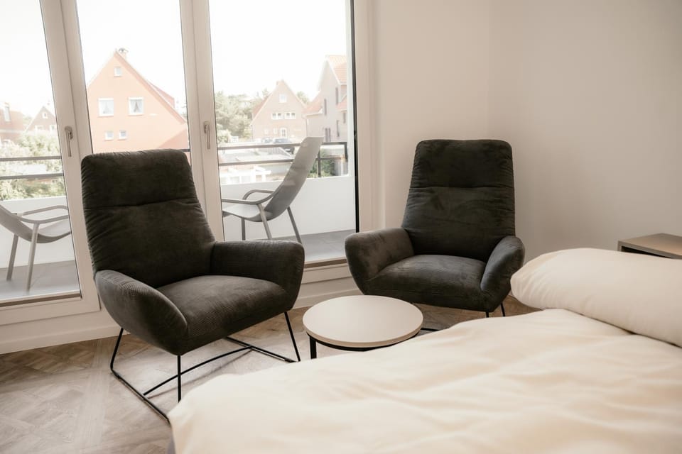 Bed, Living room, Photo of the whole room, Seating area, Bedroom