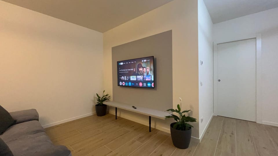Communal lounge/ TV room, TV and multimedia, Living room, Seating area, Evening entertainment
