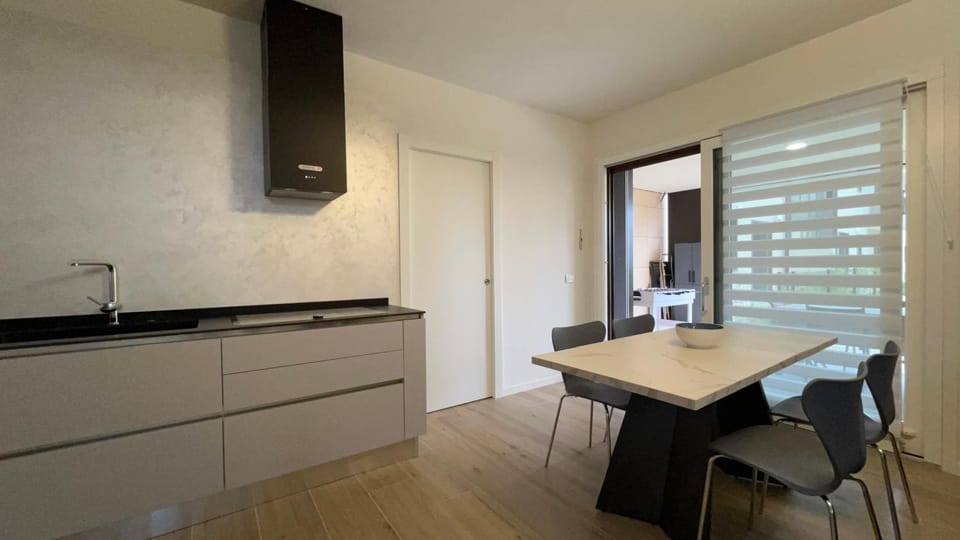 Kitchen or kitchenette, Dining area, stove